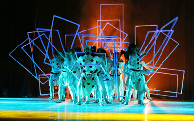 على الرغم من أعداد الممثلين الكثيرة على المسرح إلا أن سلاسة الحركة الفنية ورشاقة الأداء أظهرت تناغم الشخصيات على الخشبة.  الإمارات اليوم