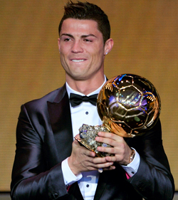 كريستيانو رونالدو متوجاً بجائزة أفضل لاعب في العالم لعام 2013. أ.ف.ب