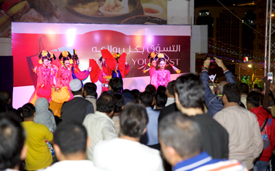 خيارات متعددة للجميع تؤمّن لهم قضاء أوقات مسلية من خلال مسارح العروض التي تنتشر على جنبات شارع الرقة. من المصدر