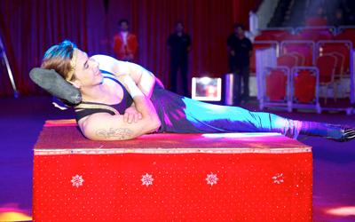 السيرك المكسيكي في شارع الرقة يضفي أجواء ترفيهية بنكهة عالمية.