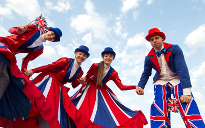 العروض الفنية العالمية تنتشر في أرجاء دبي.