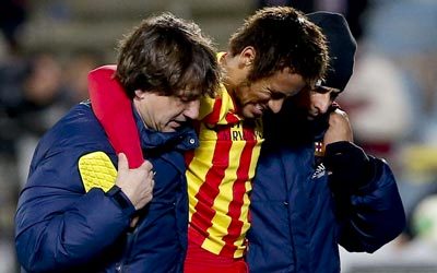 نيمار‭ ‬يغادر‭ ‬أرضية‭ ‬الملعب‭ ‬أمام‭ ‬خيتافي‭ ‬بعد‭ ‬تعرضه‭ ‬للإصابة‭.‬
أ‭.‬ف‭.‬ب