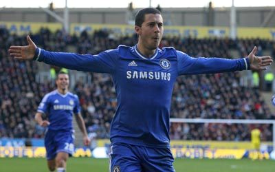 لاعبو تشلسي وفي مقدمتهم هازار يستعدون للترحيب بمانشستر على طريقتهم في «ستانفورد بريدج». أ.ف.ب