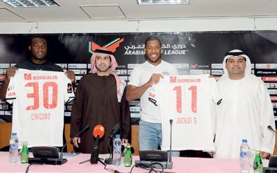 دا سيلفا وكايسيدو يستعرضان قميصيهما الجديدين في نادي الجزيرة.الإمارات اليوم