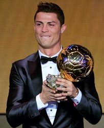 كريستيانو رونالدو متوجاً بجائزة أفضل لاعب في العالم لعام 2013.  أ.ف.ب
