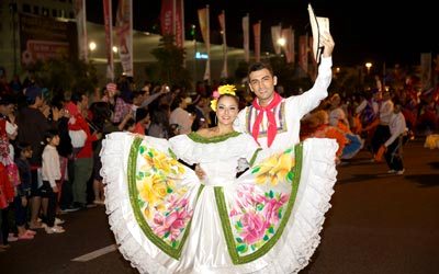 مشهد احتفالي يرسم البسمة على وجوه الجميع في شارع الرقة.   من المصدر