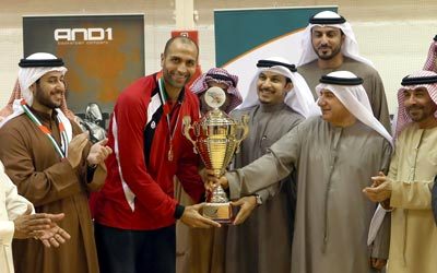 لاعب المنتخب المصري وائل بدر يتسلّم كأس أفضل صانع ألعاب في البطولة. تصوير: أسامة أبوغانم