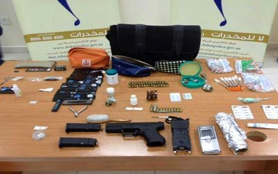 مبالغ مالية وأسلحة نارية وذخيرة وصاعق كهربائي وأدوات لتعاطي المخدرات.  من المصدر