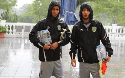 الحسن (يمين) والحسين (رقم 4) في معسكر تدريبي مع نادي الإمارات. من المصدر