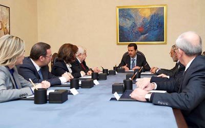 الأسد يجتمع بوفد النظام إلى «جنيف 2».  أ.ف.ب