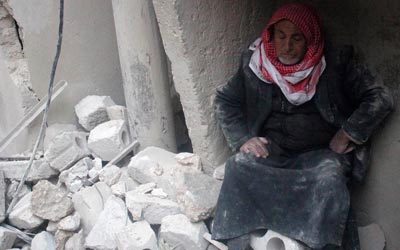 سوري يلتقط أنفاسه بحزن عميق على أنقاض منزله الذي دمر بغارة للقوات النظامية على حي الميسر في مدينة حلب.   رويترز