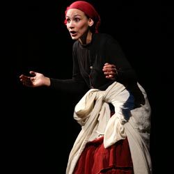 عرض «مايا» قدم إلى جمهور المهرجان فرجة تستند إلى متن حكائي بدا في كثير من الأحيان دون نهاية. الإمارات اليوم