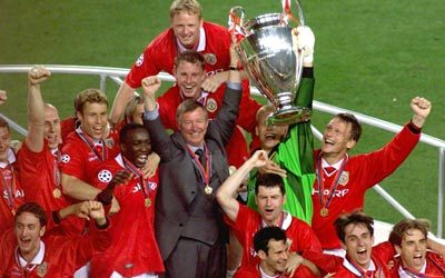 يورك في الوسط مع فيرغسون وزملائه سابقاً في مانشستر يونايتد خلال التتويج بلقب أبطال أوروبا 1999 على حساب البايرن. غيتي