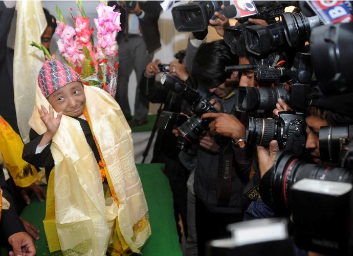 النيبالي روب باهادور ثابا ماجار يصر على تسجيل اسمه فى موسوعة جينيس للأرقام القياسية العالمية كأقصر رجل في العالم-أ.ف.ب