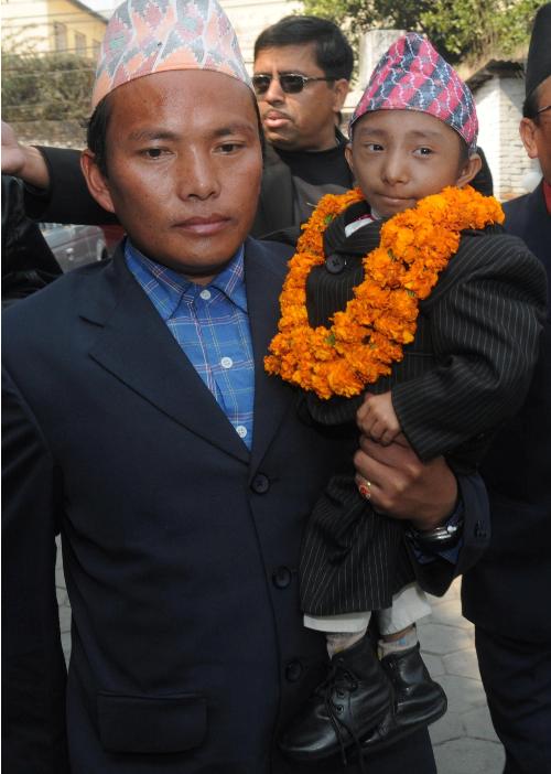 ماجار، وطوله 51 سم، غادر بلاده إلى إيطاليا، حيث مقر موسوعة جينس، لانتزاع اللقب من الصيني بينغ بينغ الذي يبلغ طوله 73سم-أ.ف.ب