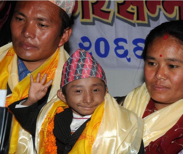 أسرة ماجار كانت قد قامت بتقديم طلب عندما كان عمره 14 عاماً، ولكنه رفض لأنه لم يكن راشداً وكانت هناك فرصة أمامه لكي ينمو-أ.ف.ب