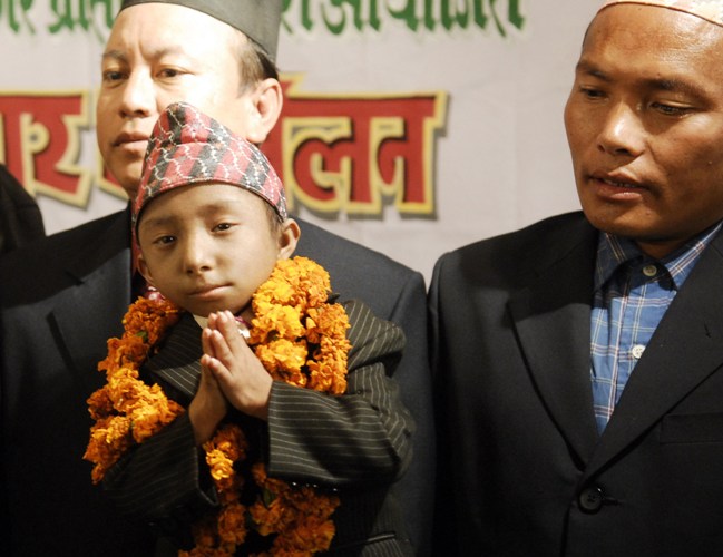 أقصر رجل في العالم، وبعد أن بلغ من العمر17 عاماً، قدم طلباً جديداً في أكتوبر الماضي، للحصول على اللقب بشكل رسمي، لكنه لم يتلق أي رد-أ.ف.ب