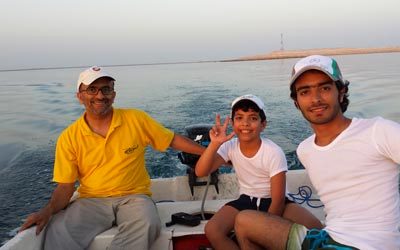 بن ثاني في رحلة بحرية مع أبنائه.

الإمارات اليوم