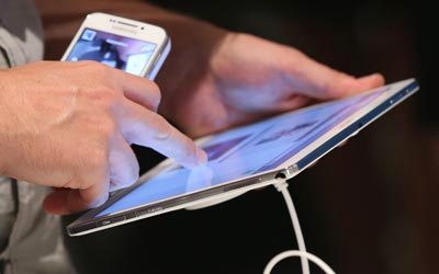 مشاهدة الأطفال والديهما يمضيان وقتاً طويلاً على الإنترنت يصعّب عليهما الطلب من أبنائهما عدم فعل الأمر ذاته. غيتي