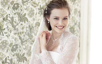 الفساتين ذات الكورسيه تشهد رواجاً كبيراً هذا العام وغالباً تقترن بجاكت شفاف من الدانتيل.   د.ب.أ