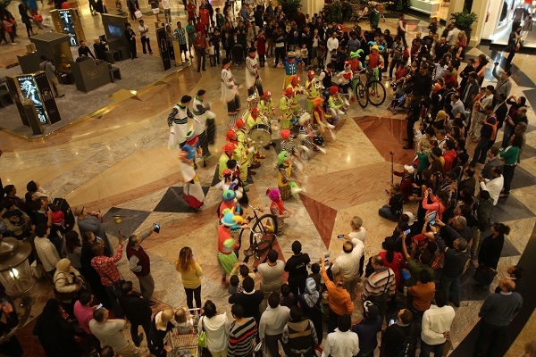 خطوط البهجة المتوازية التى تلتقي في مهرجان دبي للتسوق.