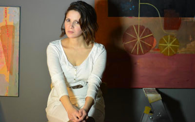 عزية الشريف: الضجيج القوي يجعلني أقف أمام لوحتي لأكون كثيرة الصمت.  من المصدر