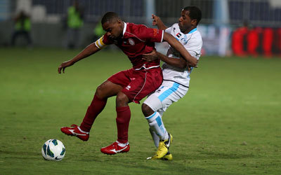 لاعبا الوحدة وبني ياس عبدالله النوبي (يسار) ونواف مبارك في صراع على الكرة خلال مباراة سابقة بين الفريقين. تصوير: إريك أرازاس