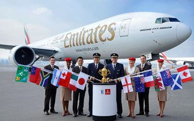 طياران ومضيفو «طيران الإمارات» مع كأس العالم للرغبي 2015.    من المصدر