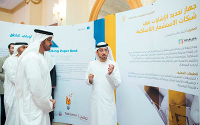 محمد بن زايد يستمع إلى شرح حول أحد الاختراعات. وام