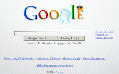 المصمم الأول في «غوغل» استقال من الشركة شاكياً عدم قدرتها على الاختيار بين درجتين من اللون الأزرق.  من المصدر