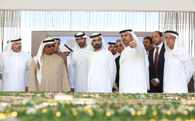 محمد بن راشد يطلع على مكوّنات المشروع العملاق. وام