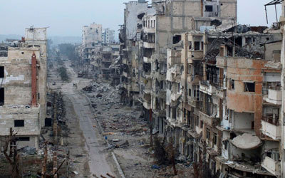 آثار الدمار في أحد الشوارع داخل المنطقة المحاصرة من حمص بسبب قصف القوات النظامية.  رويترز