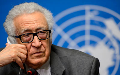 الإبراهيمي: الحكومة السورية أبلغتنا أن النساء والأطفال يستطيعون مغادرة حمص القديمة.  أ.ف.ب