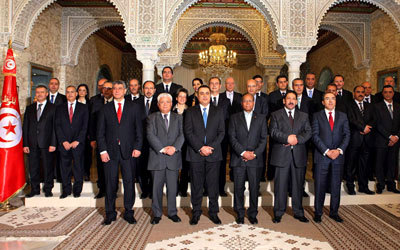 صورة جماعية لحكومة جمعة مع الرئيس المؤقت منصف المرزوقي أمس بعد تسلم مهامها بشكل رسمي . إي.بي.إيه