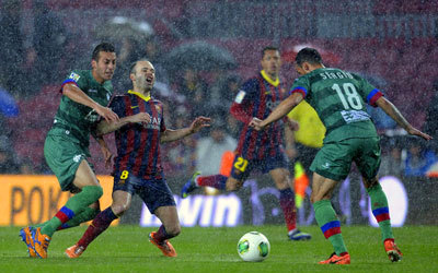 برشلونة استعاد خدمات مهندس وسطه إنييستا في مباراة ليفانتي. أ.ف.ب