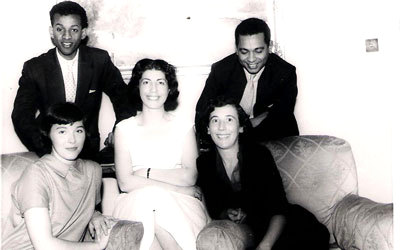 سلمى الجيوسي مع الطيب صالح واصدقاء أرشيفية