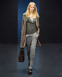 معطف المطر الفخم يمنح السروال الرياضي 
"الكاجوال"مظهرا أكثر أناقة.د.ب.أ