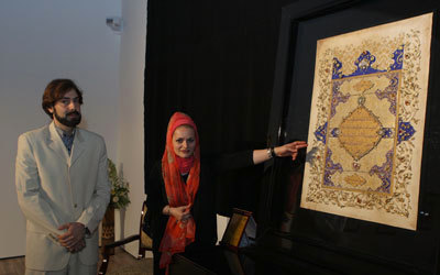 1830 قطعة من الجواهر النفيسة والأحجار الكريمة تزين اللوحة.    تصوير: نجيب محمد