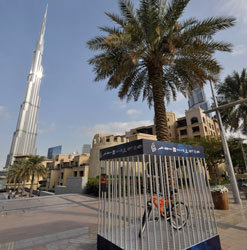 الدراجتان وضعتا داخل قفص مقفول، وسيتمكن الفائزان من نيل المفتاح الخاص بكل قفص والحصول على الدراجة. من المصدر