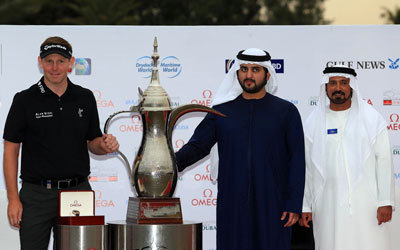 مكتوم بن محمد يسلم الأسكتلندي غالاشير كأس البطولة بحضور محمد بوعميم. تصوير: باتريك كاستيلو