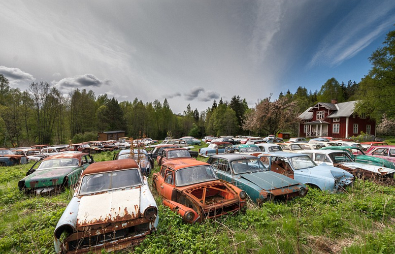 عثر على 1000 سيارة كلاسيكية ترجع إلى العام 1950مهجورة في عمق غابة يقال بأنها كانت تحفظ هناك من قبل أخوين سويديين، كانا يحفظان بها بعد أن يهجرها الجنود الأميركيون بعد مغادرتهم لأوروبا أعقاب الحرب العالمية الثانية
