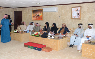 سلطان بن زايد خلال جلسته مع عدد من الفنانين.  من المصدر