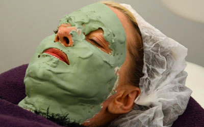 البشرة تحتاج خلال فصل الشتاء إلى قدر أكبر من العناية والاهتمام يفوق استخدام الكريمات النهارية والليلية. د.ب.أ