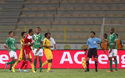 مواجهة الفريقين في الدور الأول شهدت مشادات بين اللاعبين. تصوير: أسامة أبوغانم