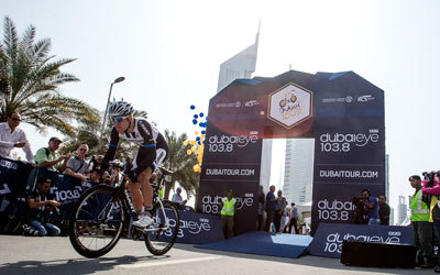 الدراج الهولندي تيم فولنتيريز خلال الافتتاح الرسمي لمنافسات طواف دبي أمس. من المصدر