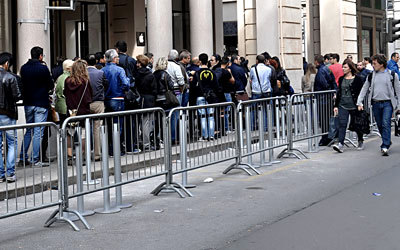 إنجاز المعاملات الحكومية ودفع الفواتير يتطلب الوقوف في الطوابير. أرشيفية