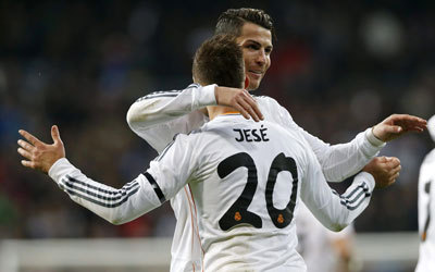 رونالدو يحتفل بهدف خيسي رودريغيز في مباراة أتلتيكو التي انتهت بثلاثية نظيفة. إي.بي.إي