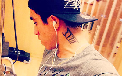 يمضي وقتاً مهماً في تأليف الأغاني وأدائها، للإبقاء على موهبته، على الرغم من انشغاله بكرة القدم.