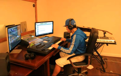 يمتلك أديسون بوتش استوديو للغناء في تشيلي، اشتراه بنحو 100 ألف درهم، ويسعى إلى تطويره بشكل أقوى بعد اعتزال كرة القدم.