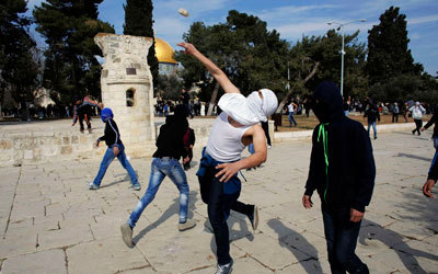 فلسطينيون خلال المواجهات مع قوات الاحتلال عقب صلاة الجمعة في المسجد الاقصى.  رويترز